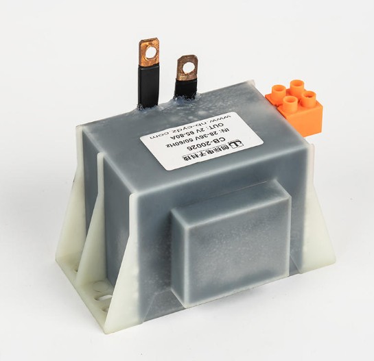 ما هي اعتبارات التصميم الأساسية لتبديد الحرارة في محولات النوع R لبيئات التركيب عالية الكثافة؟