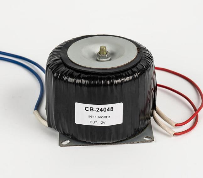 ما مدى أهمية المحول الحلقي منخفض التردد لاستقرار مصدر الطاقة؟