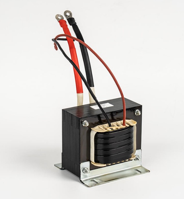 ما هي الظواهر التي يسببها التشبع الأساسي في المحولات العاكسة؟